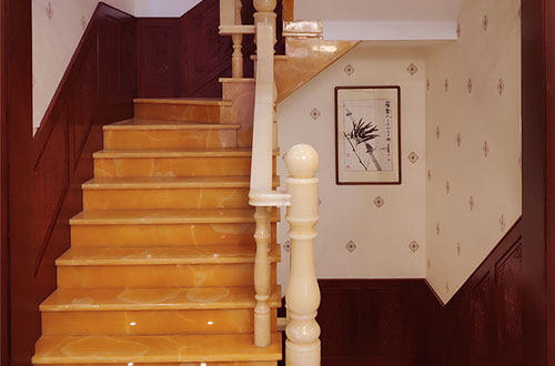 罗湖中式别墅室内汉白玉石楼梯的定制安装装饰效果
